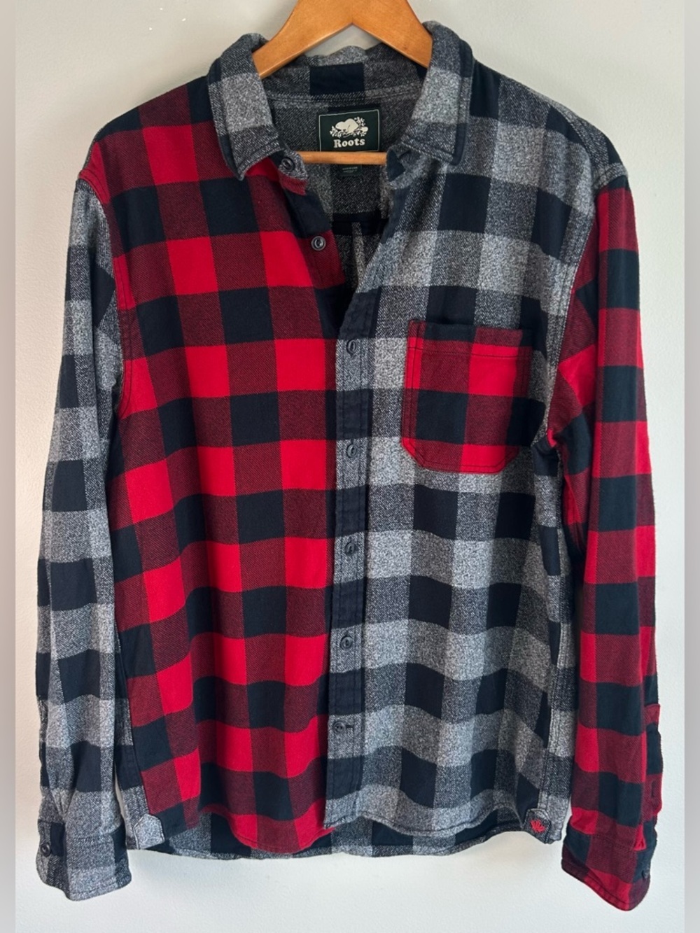 Roots Canada Men’s Plaid Button Down Shirt Sz L Unique Split Colors Flannel EUC